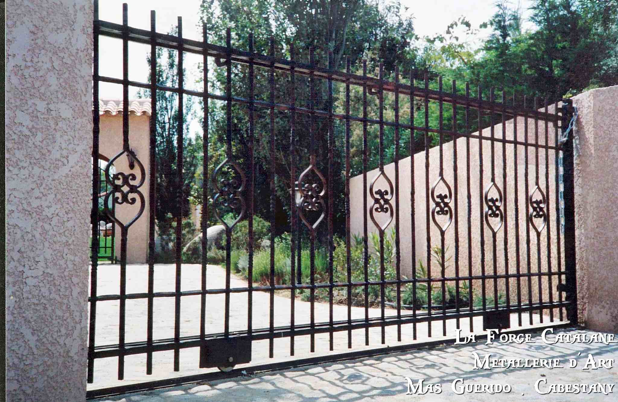 portail coulissant barreaudage droit torsade motif travaille a la forge  forge catalane.jpg